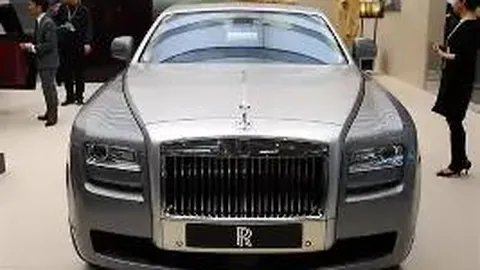 伊能静之子挑战时尚，男装打扮与美女互动传情